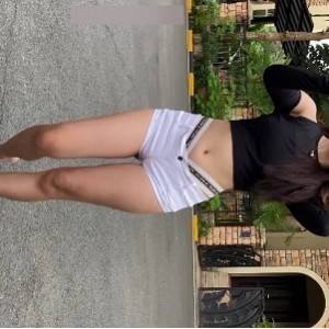 美女穿白色热裤和高跟鞋展示长腿和胖臀的视频(1V,9.92G)